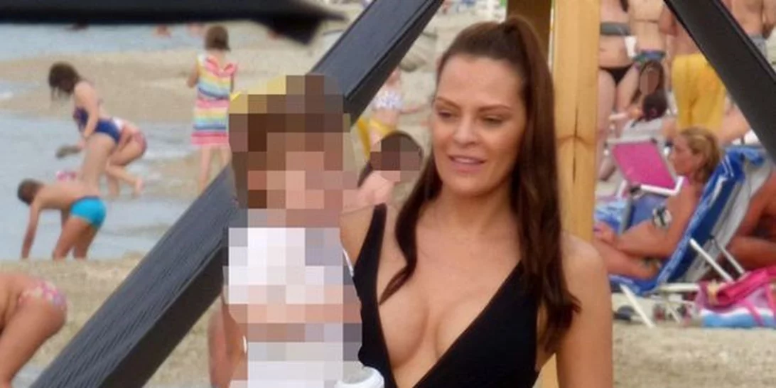 Υβόννη Μπόσνιακ - Αντώνης Ρέμος: Στην Χαλκιδική με την μικρή Ελένη