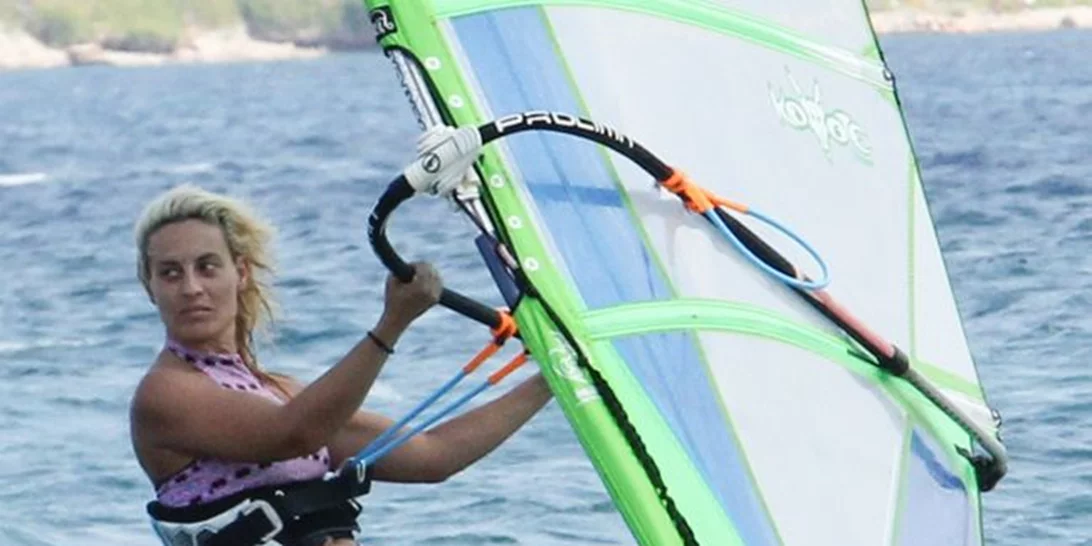 Ελεονώρα Μελέτη: Δείτε την να κάνει windsurfing