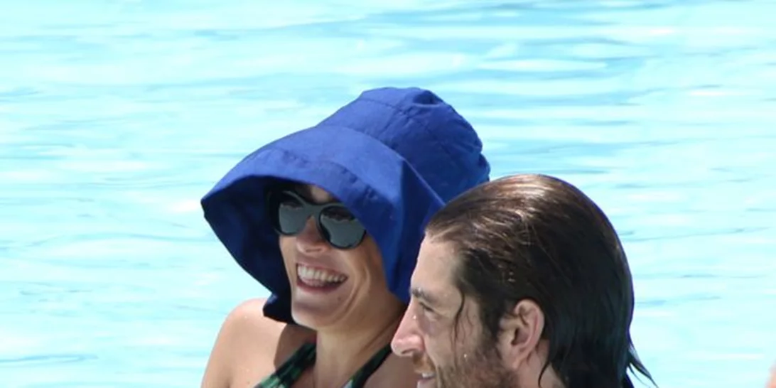 Τζένη Μπότση: Δείτε τη με μαγιό να απολαμβάνει τις βουτιές της μαζί με το σύντροφό της