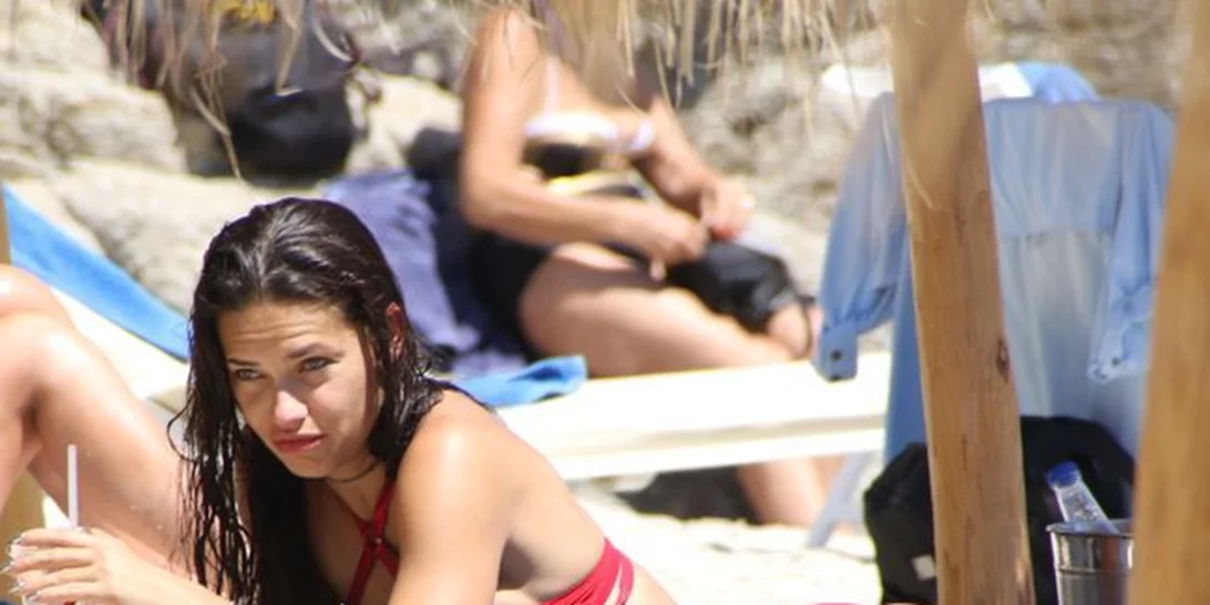 Adriana Lima: Αναστάτωσε την Μύκονο με το κόκκινο μπικίνι της