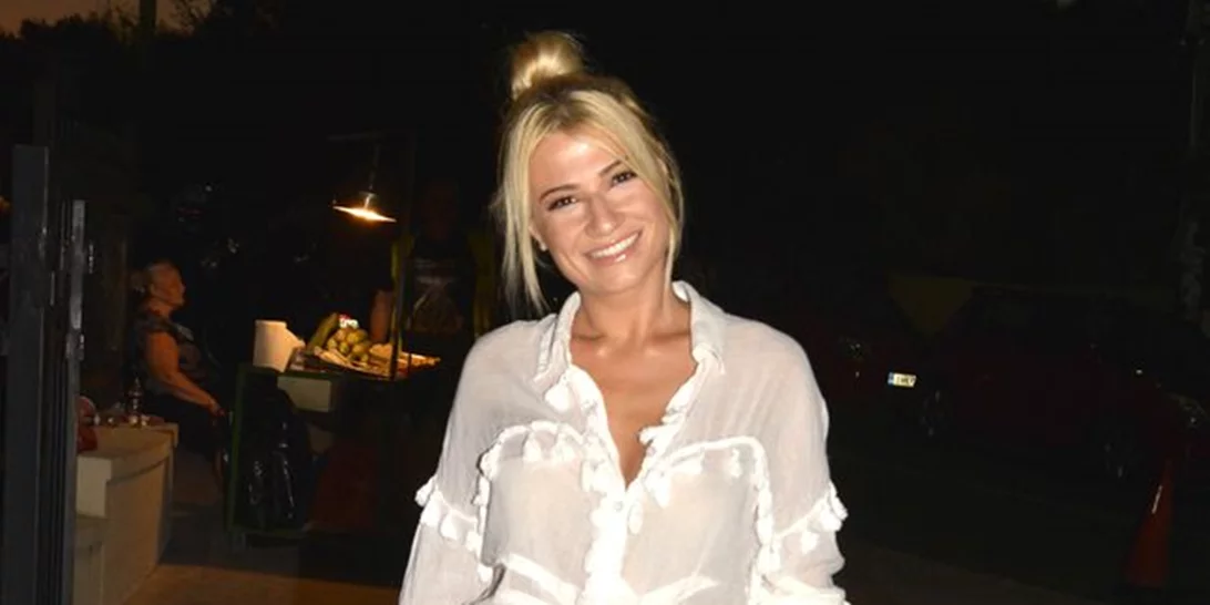 Φαίη Σκορδά: Δείτε την να ποζάρει με εντυπωσιακό κίτρινο ολόσωμο μαγιό