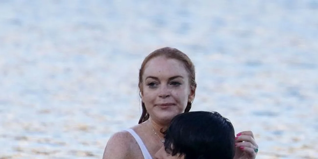Lindsay Lohan: Δείτε τη με μαγιό να απολαμβάνει τις βουτιές της μαζί με το σύντροφό της
