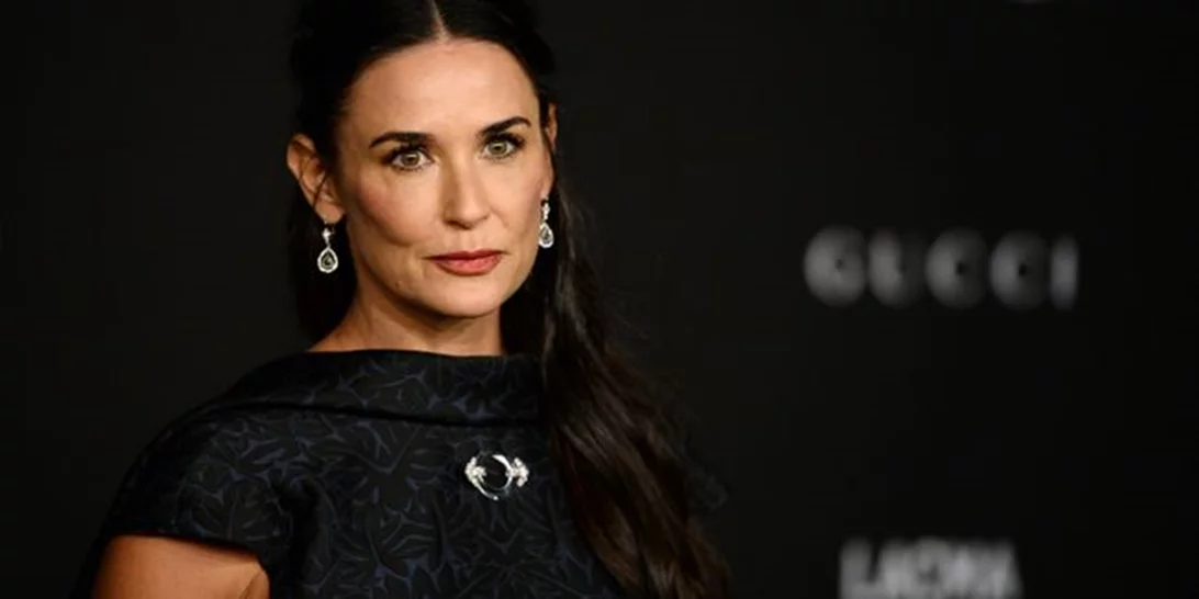 Διακοπές στην Ελλάδα για την Demi Moore | Η φωτογραφία με φούξια μπικίνι στα 59 της χρόνια