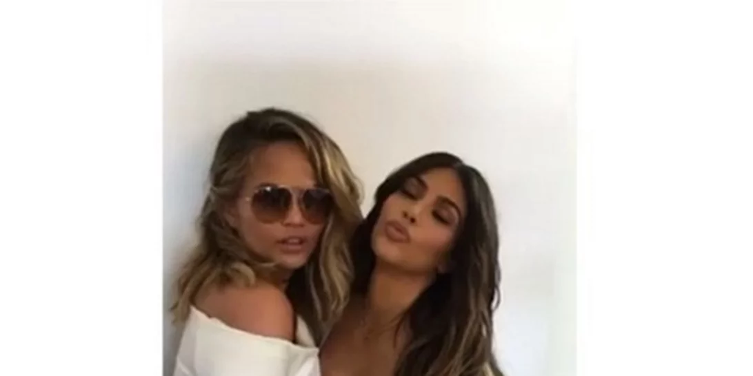 Kim Kardashian - Chrissy Teigen: Αυτό είναι το μυστικό...εσώρουχο που τις ενώνει!