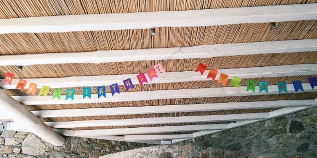 Η εγγονή του τέως έγινε 20 χρονών: Οι φωτογραφίες με μαγιό στο Instagram