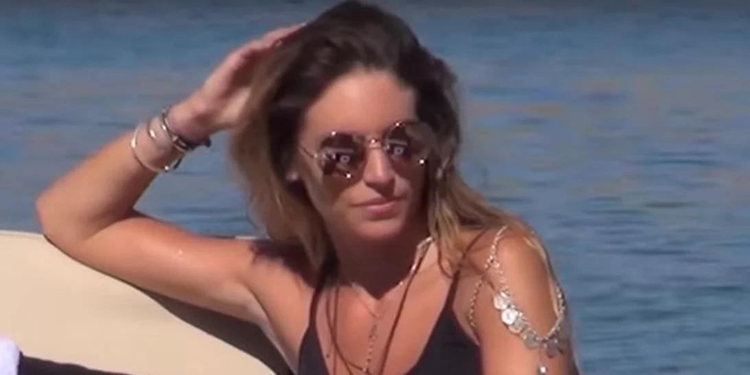 Αθηνά Οικονομάκου: Οι βουτιές της στη Μύκονο με σιθρού μαγιό (video)