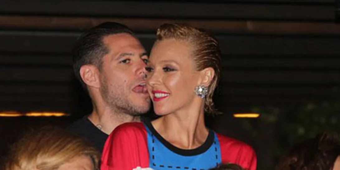 Πάρις Κασιδόκωστας-Τάμτα: Διασκέδασαν μαζί στη συναυλία του Σάκη Ρουβά