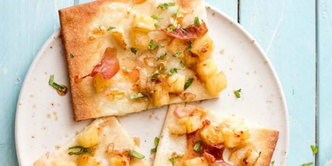 Γρήγορη και νόστιμη πίτσα με προσούτο και ανανά!