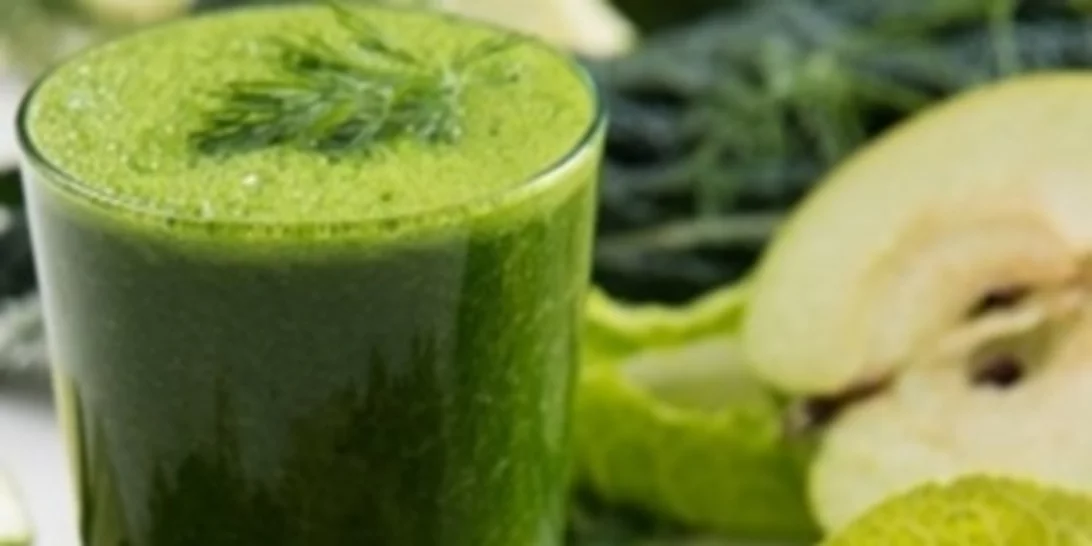 Smoothie αποτοξίνωσης με μήλο, ανανά & λάχανο