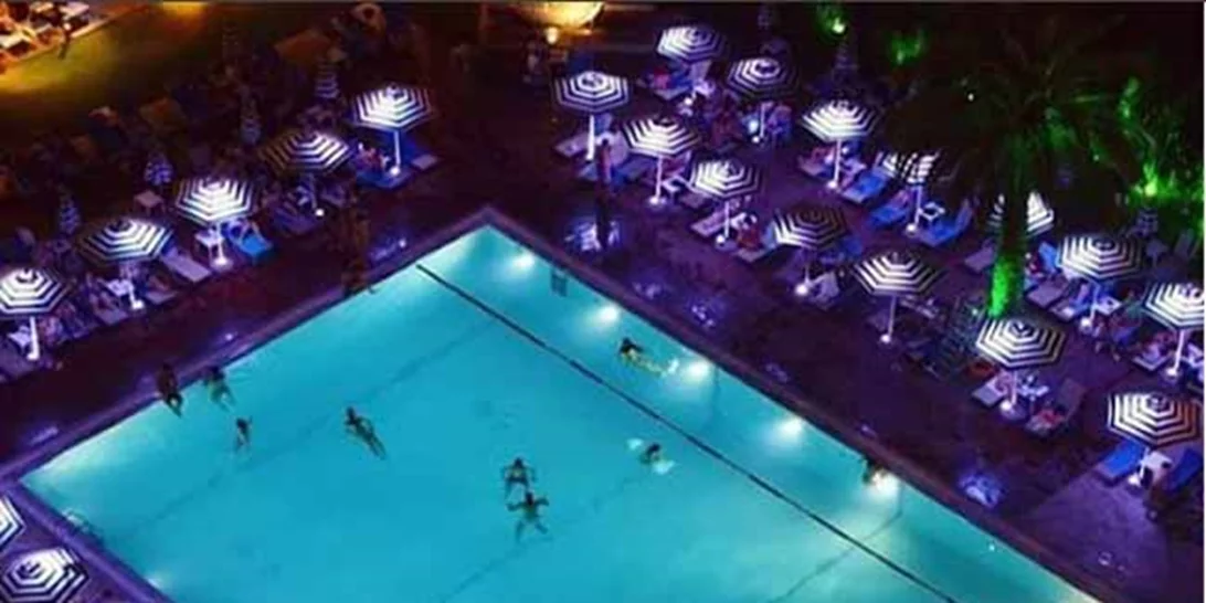 Βραδινές βουτιές κάθε Πέμπτη στην πισίνα του Hilton με δωρεάν είσοδο