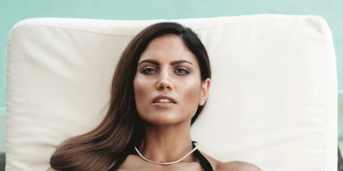 Κάτι τρέχει με τη Mαίρη Συνατσάκη στο Esquire Αυγούστου