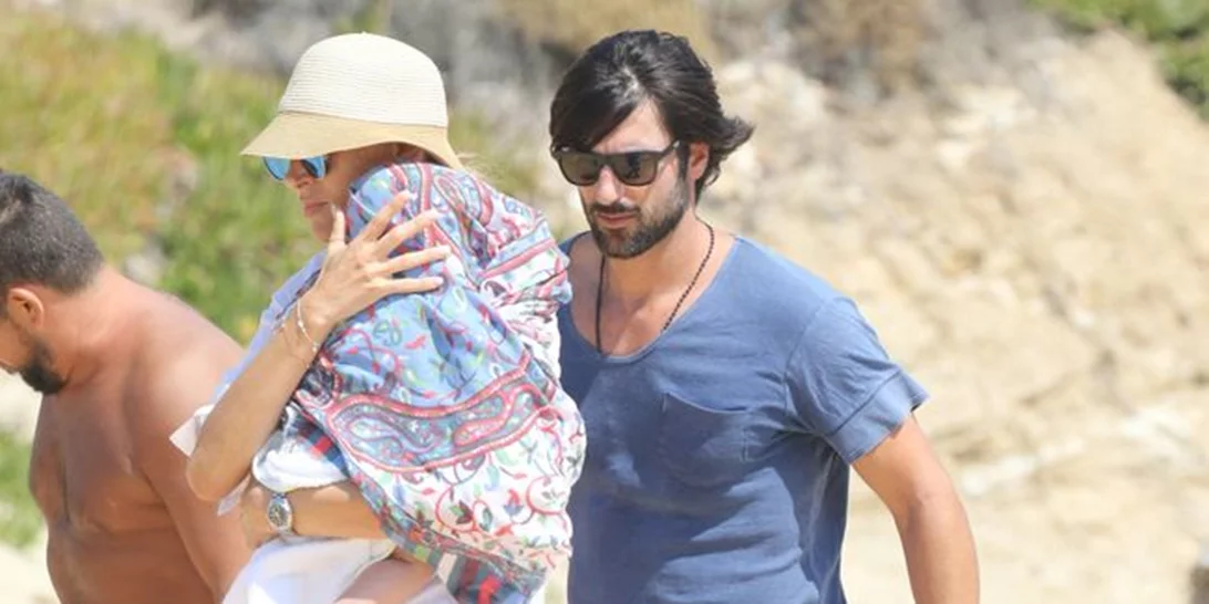 Ζέτα Δούκα: Με το μωρό σε παραλία της Μύκονου