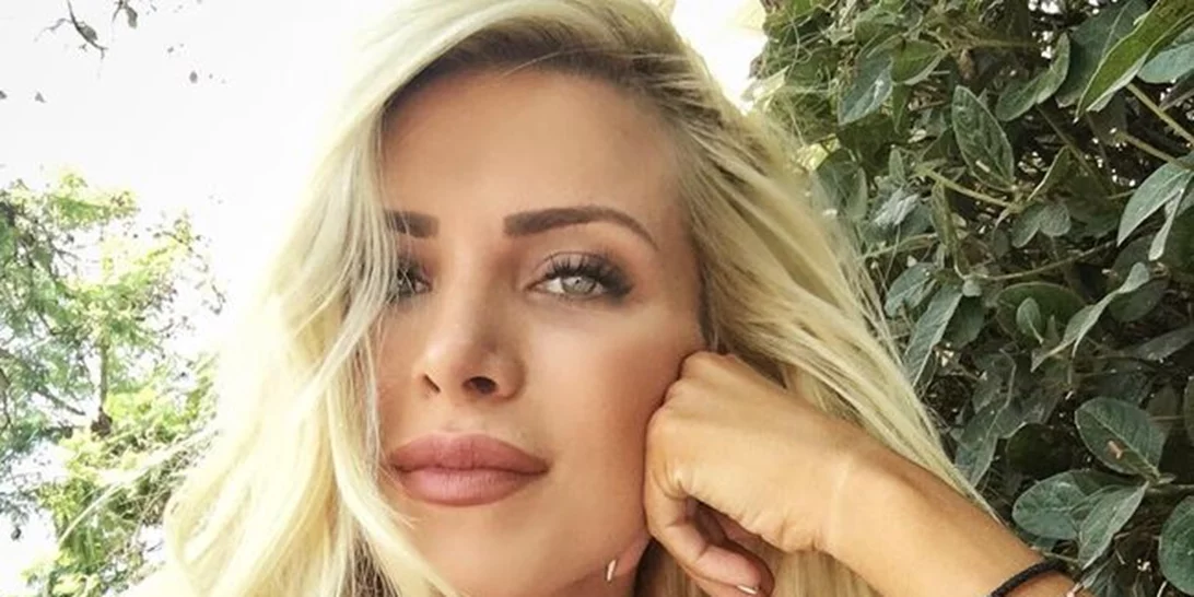 Η Κατερίνα Καινούργιου με καυτό μπικίνι στη Χαλκιδική