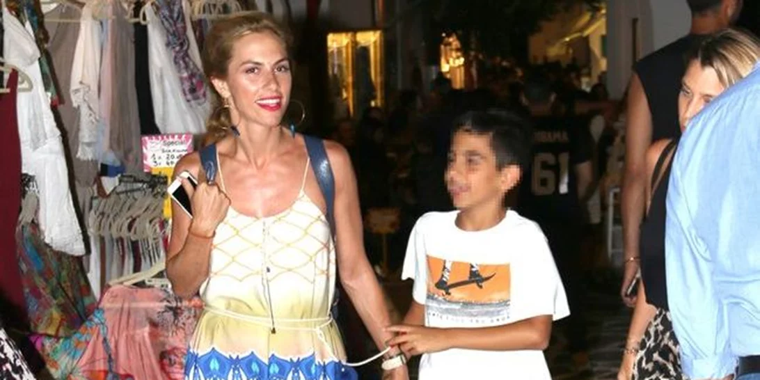 Ντορέττα Παπαδημητρίου: Βόλτα στα σοκάκια της Μυκόνου μαζί με τον γιο της