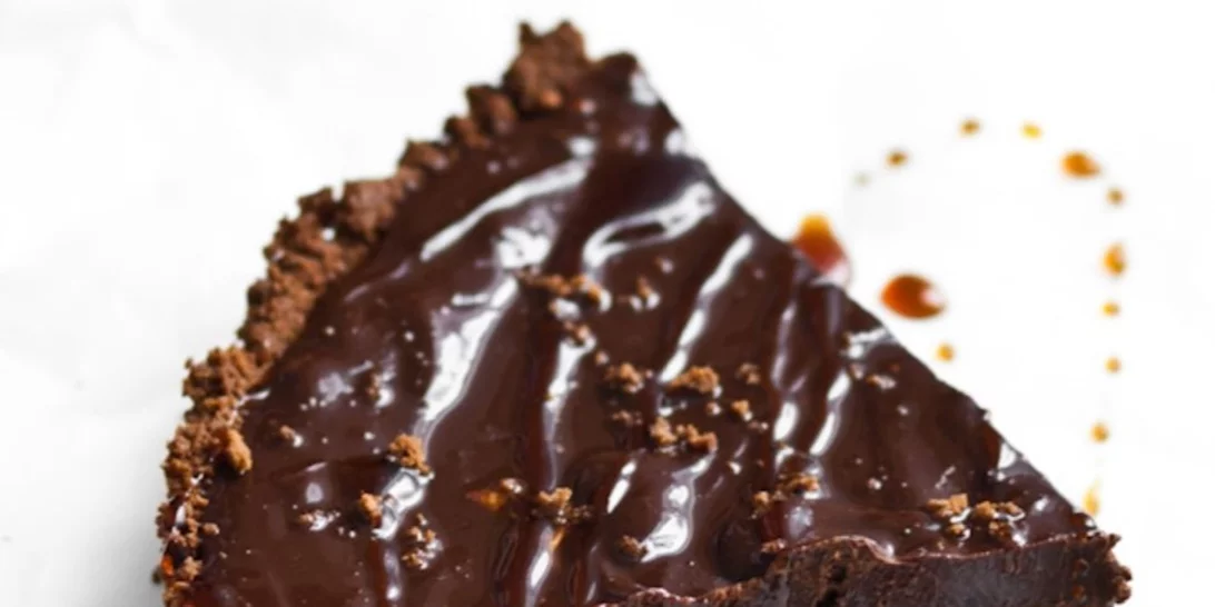 Έχουμε τη συνταγή για τάρτα σοκολάτας με 4 μόλις υλικά και χωρίς ψήσιμο