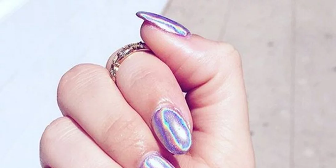 #maniMonday: Ήρθε η ώρα να υιοθετήσεις το hot trend των holographic nails