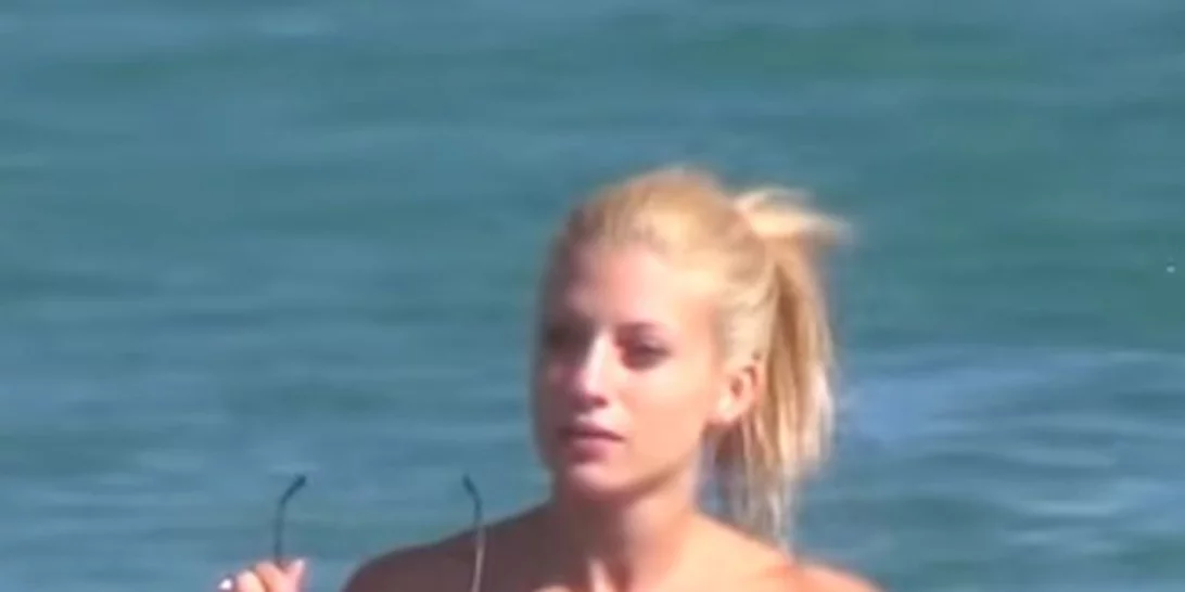 Ευαγγελία Αραβανή: Σε παραλία της Μυκόνου με high waisted floral bikini (video)