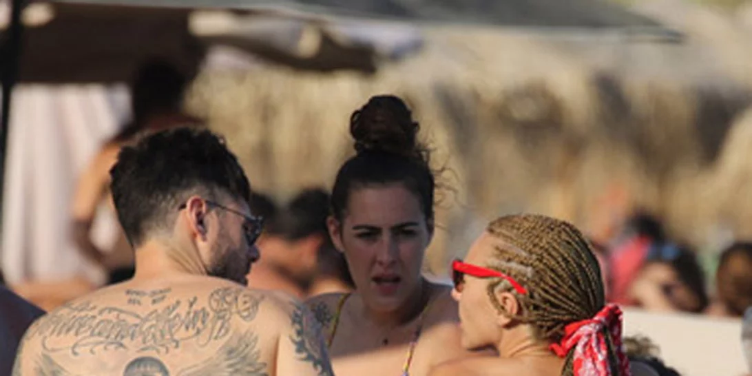 Τάμτα - Κασιδόκωστας: Στην παραλία μαζί με την 19χρονη κόρη της τραγουδίστριας