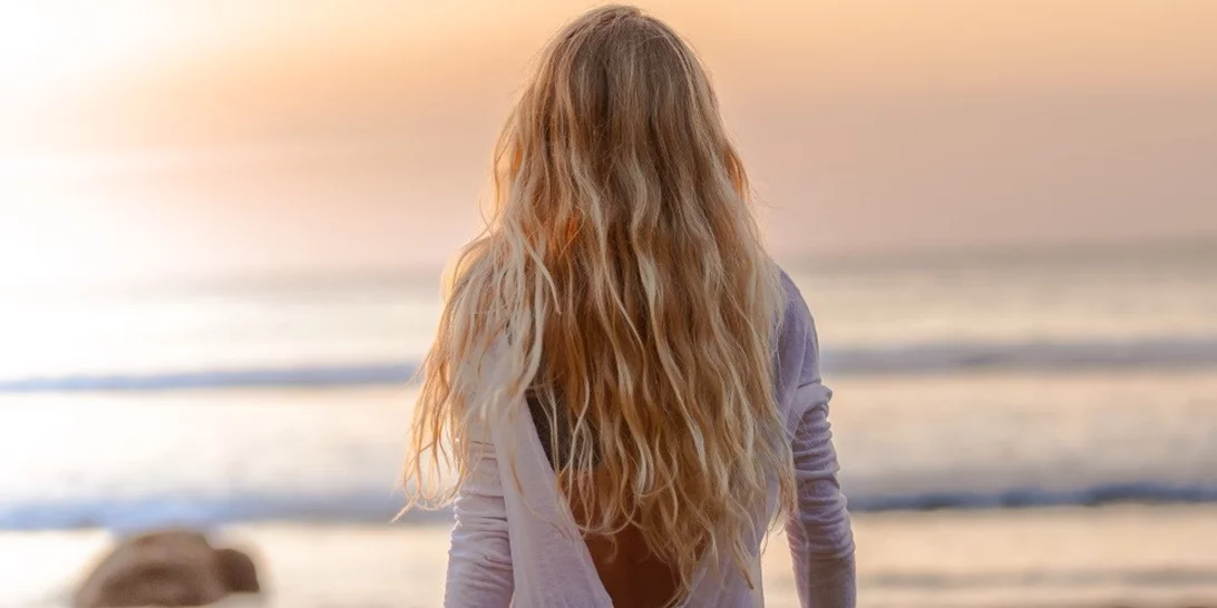 Εύκολα χτενίσματα για παραλία | 18 cool ιδέες