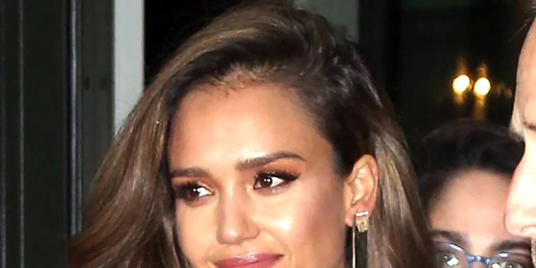 Jessica Alba: Να πώς θα υιοθετήσεις την πιο σέξι και κομψή της εμφάνιση για τη νέα σεζόν