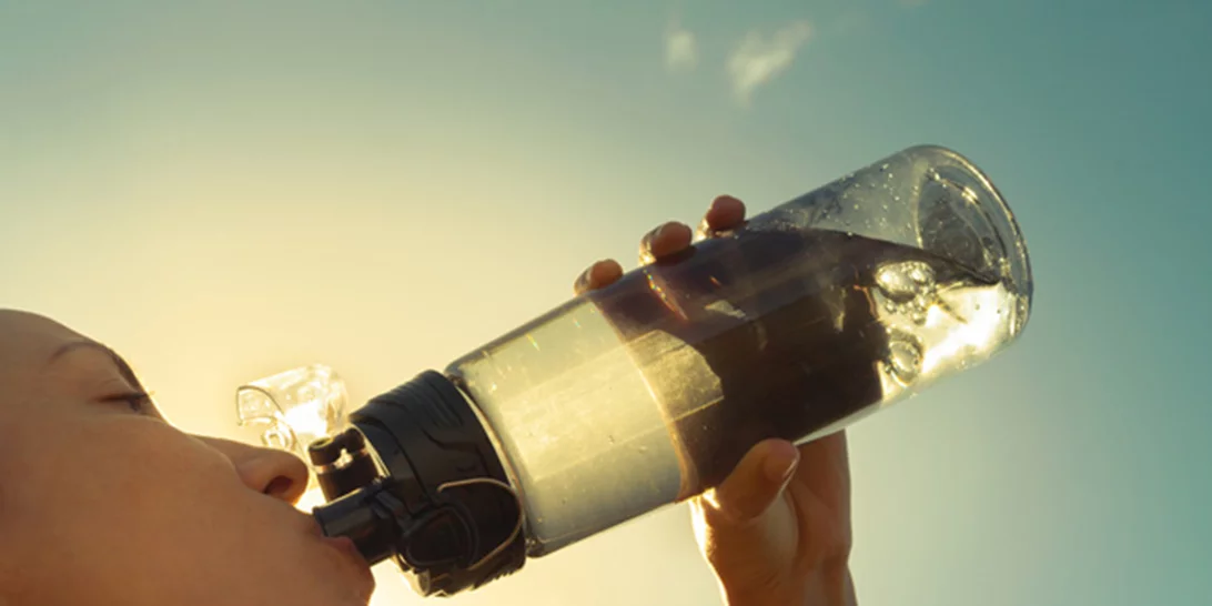 Να τι θα συμβεί -και τι όχι- στο σώμα σου αν αρχίσεις να πίνεις 3 λίτρα νερό καθημερινά!