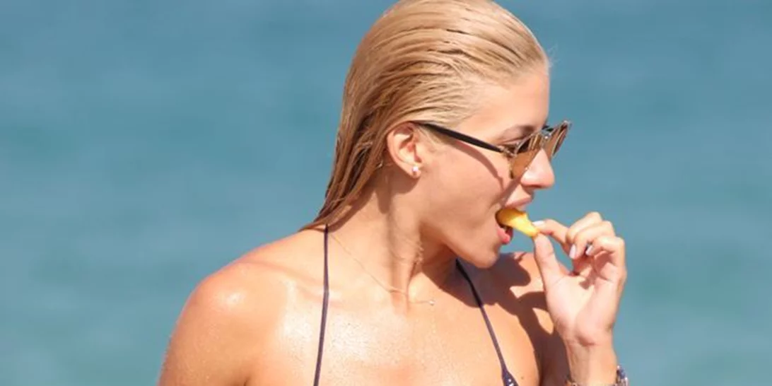 Οι Ελληνίδες celebrities με μαγιό σε πόζες που μάλλον θέλουν να... ξεχάσουν!