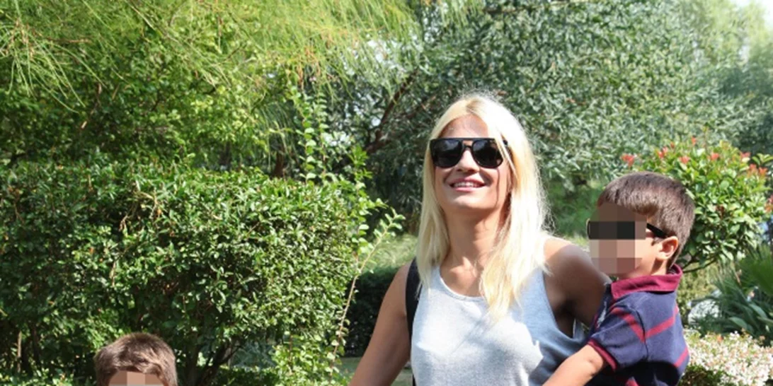 Φαίη Σκορδά | Απόδραση με τους γιους της, Γιάννη και Δημήτρη