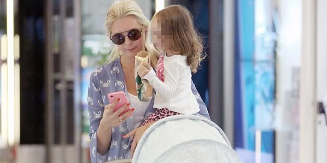 Θέλξη: Βόλτα για ψώνια με τις κόρες της