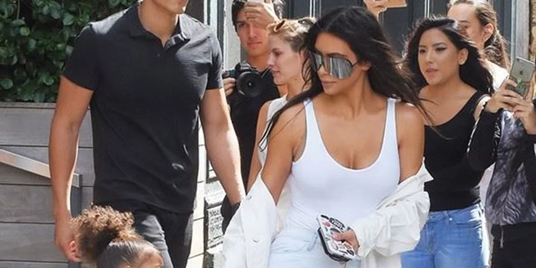 Με πανάκριβη τσάντα 2.000 δολαρίων η 3χρονη κόρη της Κιμ Καρντάσιαν