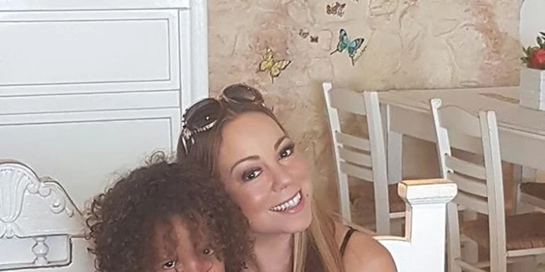 Mariah Carey: Μετά τη Μύκονο βρέθηκε στην Σαντορίνη
