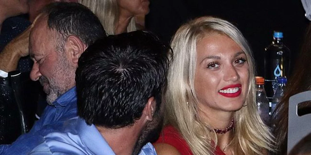 Κωνσταντίνα Σπυροπούλου-Γιώργος Κοτσοβός: Δημόσια εμφάνιση με αγκαλιές