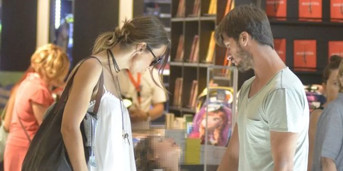 Μπέττυ Μαγγίρα - Δημήτρης Μάζης: Βόλτα για ψώνια με τα παιδιά τους