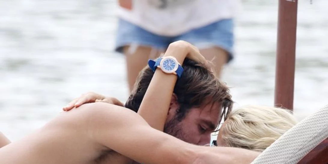 Δούκισσα Νομικού - Δημήτρης Θεοδωρίδης: Τρυφερές στιγμές σε παραλία της Μυκόνου