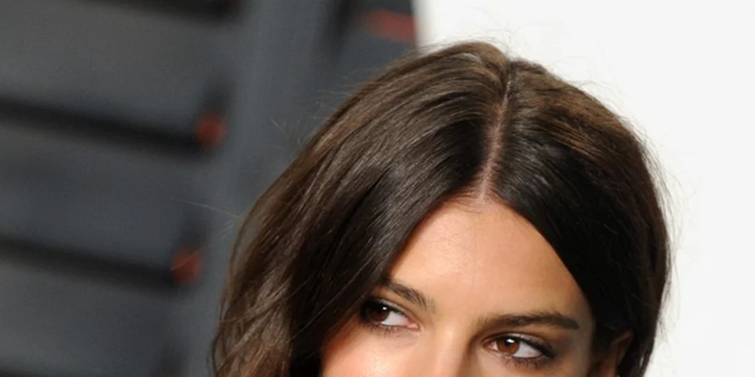 Emily Ratajkowski: Δες τι φοράει στην παραλία και κάνει την εμφάνιση της ξεχωριστή