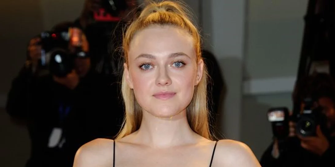 Η Dakota Fanning έκανε την πιο... πολύχρωμη εμφάνιση στο Φεστιβάλ της Βενετίας!