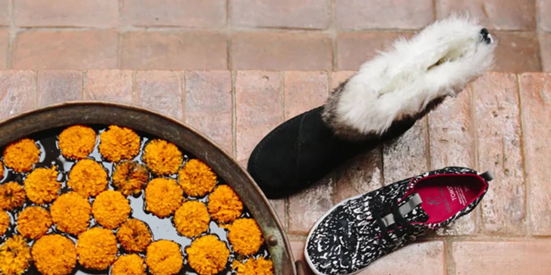 TOMS x Prabal Gurung: Η νέα συλλογή παπουτσιών του είναι εμπνευσμένη από το Nepal