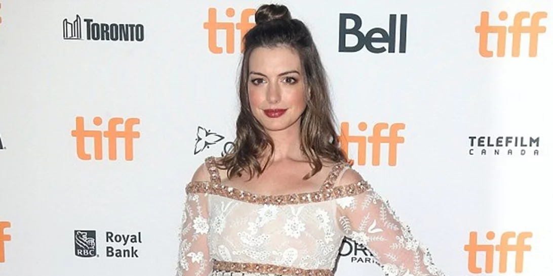 Anne Hathaway: Πανέμορφη και εντυπωσιακή στην πρεμιέρα της ταινίας «Colossal»