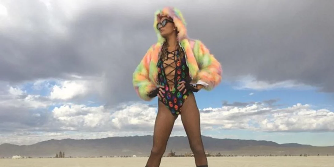 Cara Delevingne, Paris Hilton, Katy Perry: Με τρελά outfits μέσα στην έρημο! (φωτογραφίες)