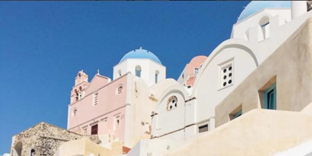 Ποιά διάσημη fashion blogger κάνει τώρα διακοπές στη Σαντορίνη;