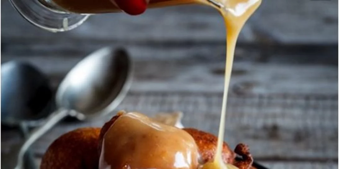 Τηγανιτές μπουκίτσες με ροδάκινο και σος αλμυρής καραμέλας