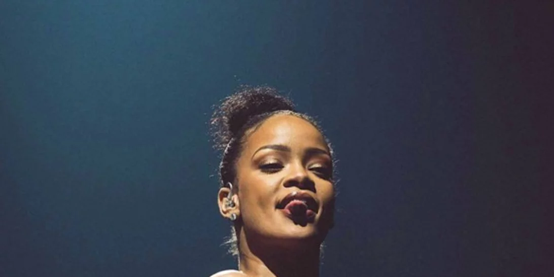 Rihanna: Φωτογραφίζεται ως Μαρία Αντουανέτα καπνίζοντας κάνναβη!
