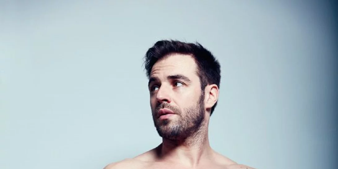 Δημήτρης Βλάχος: Ποζάρει ολόγυμνος και προκαλεί