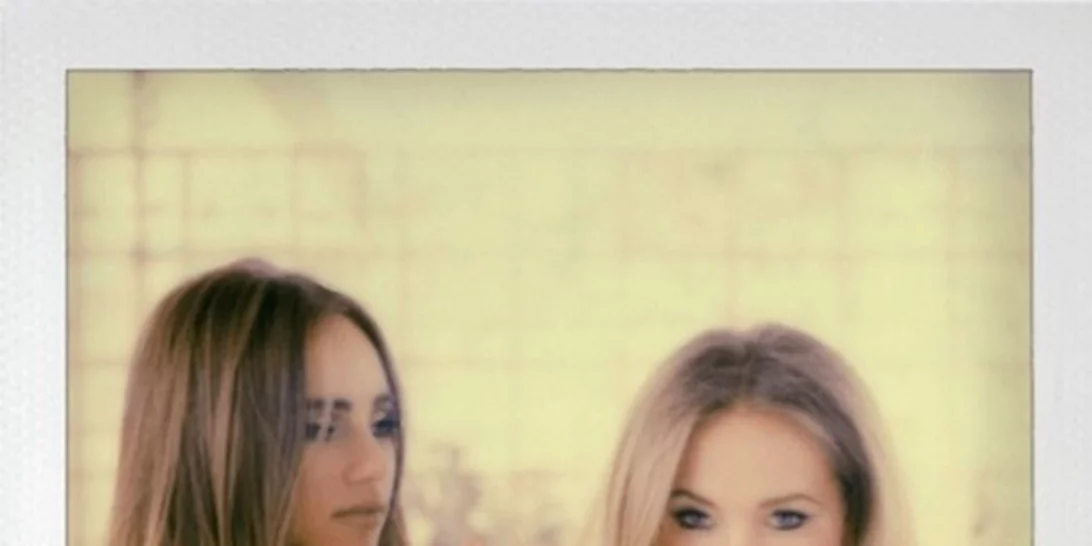 Suki Waterhouse: Σχεδίασε την ιδανική σειρά αξεσουάρ για εσένα και την κολλητή σου