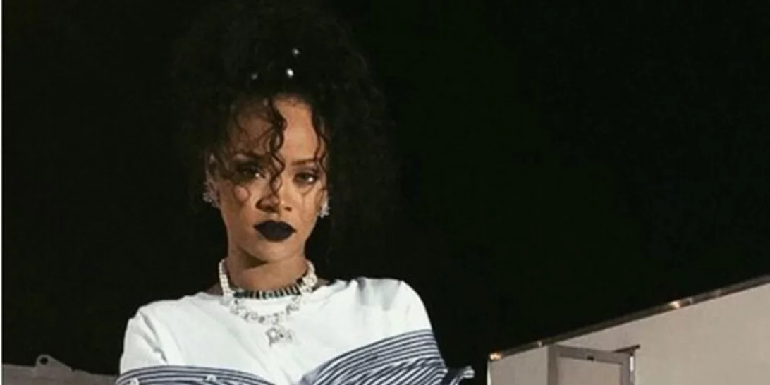 Rihanna: Φιλάει τον Drake επί σκηνής (βίντεο)