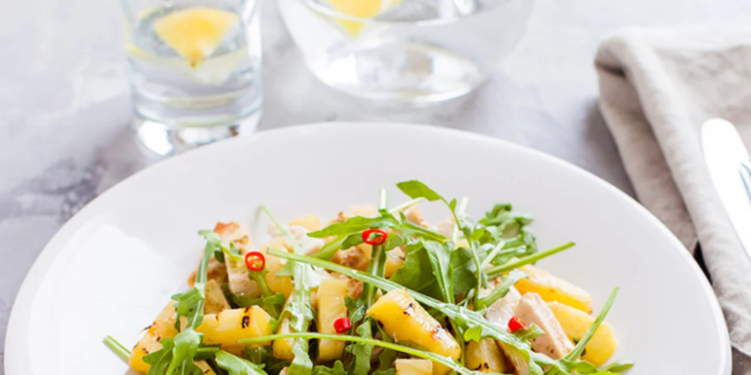 Κάνεις δίαιτα; Φτιάξε αυτή τη σαλάτα με ανανά