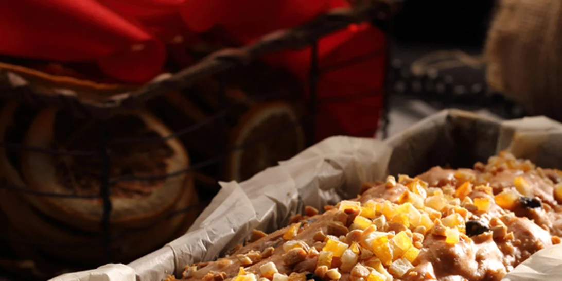 Φθινοπωρινό κέικ με ροδάκινα, σταφίδες και ανανά