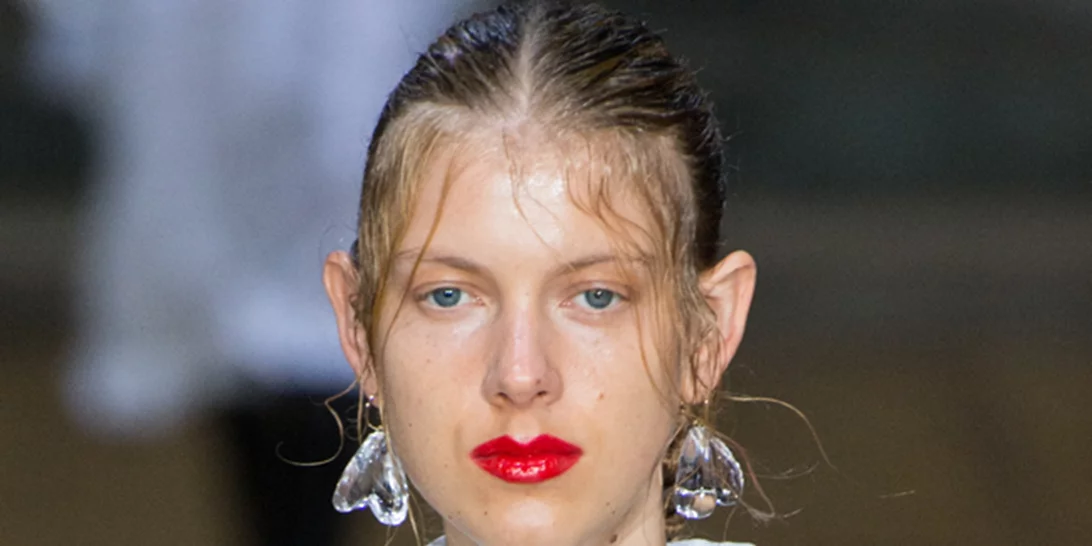 Σίγουρα δεν έχεις δει να φορούν έτσι το πανωφόρι!