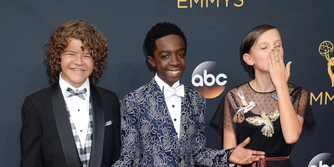 Emmy Awards 2016: Οι μικροί πρωταγωνιστές της σειράς "Stranger Things" ξεσήκωσαν το κοινό των βραβείων