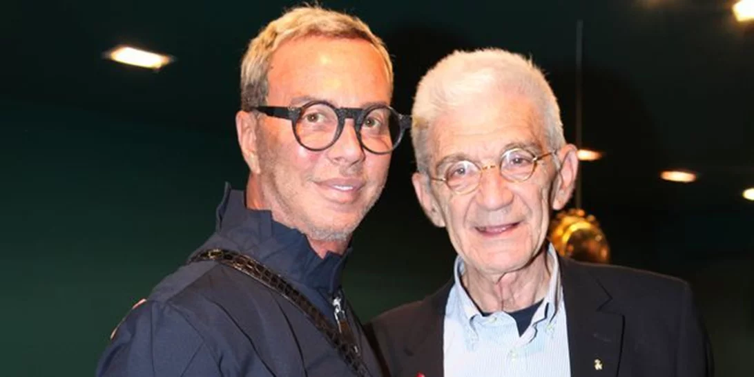 Ποιοι celebrities βρέθηκαν στην έκθεση του Γιάννη Μπουτάρη με τα κιτς αντικείμενα