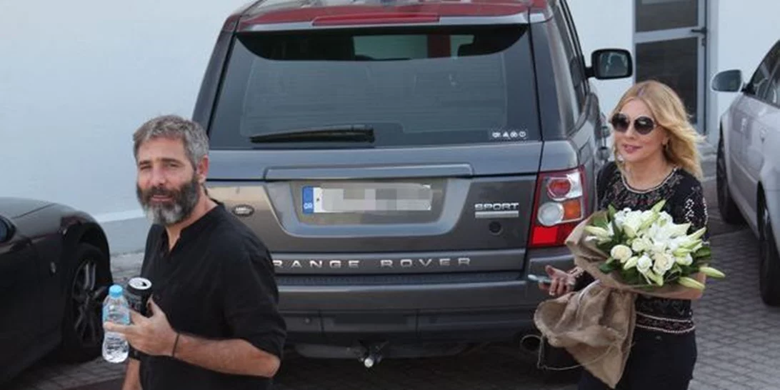 Αθερίδης- Καρύδη: Έξω από τo στούνιο μετά την πρεμιέρα της Ελένης Μενεγάκη